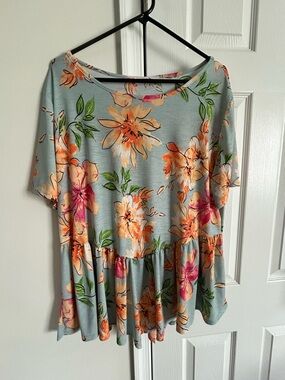 Perfectly Priscilla Floral Peplum Short Sleeve Shirt  Super Cute Top! 🤩